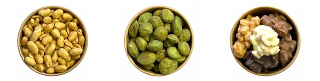 Pražené solené arašidy, wasabi a arašidové hrudky v čokoláde